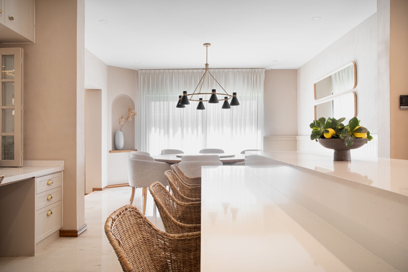 Cocina blanca integrada con barra y comedor