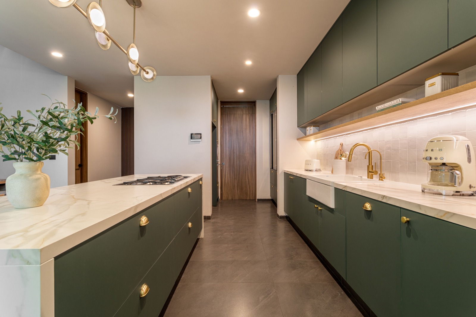 Cocina a la medida en tonos verdes con isla de mármol y detalles en madera